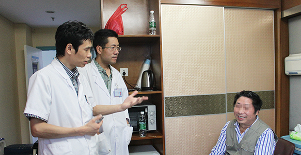 醫生為咽異感癥患者講解病情