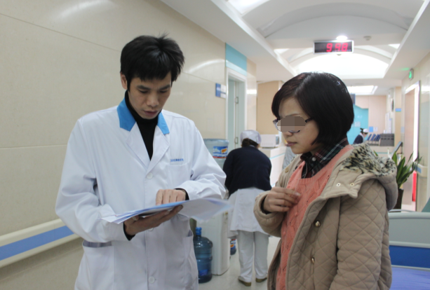 醫(yī)生為咽異感癥患者講解檢查結(jié)果