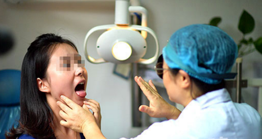 醫(yī)生為患者檢查咽異感癥的原因
