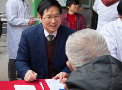 醫(yī)生給患者講解咽異感癥的癥狀