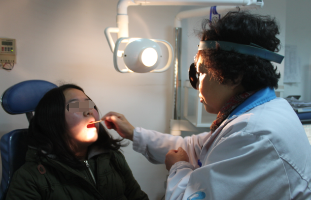 李醫(yī)生為咽異感癥患者做檢查