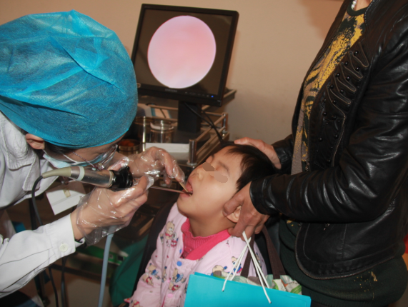 醫生為兒童鼾癥患者做咽喉檢查