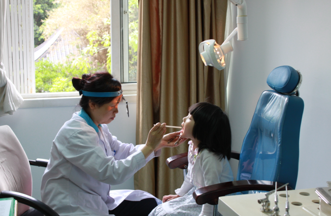 醫生給兒童鼾癥患者做檢查