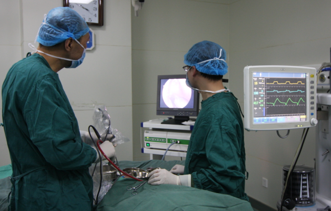 扁桃體炎患者正在接受手術治療