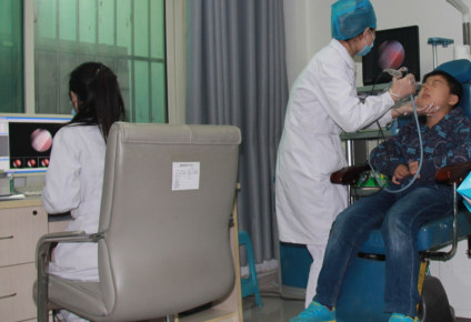 鼻甲肥大患者正在做檢查