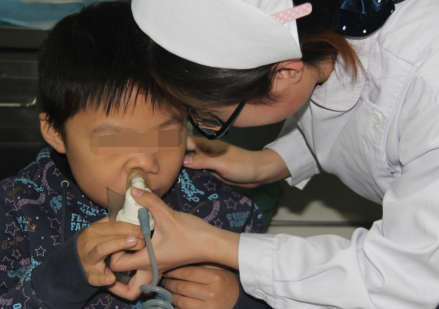 醫(yī)生幫助鼻甲肥大患者清洗鼻腔