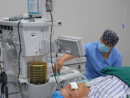 鼻甲肥大患者正在手術