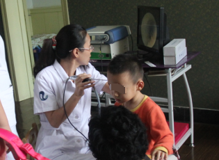 鼻甲肥大患者正在接受檢查