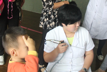 醫生給患者檢查鼻甲肥大的病因