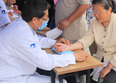 鼻竇炎患者正在接受病情診斷