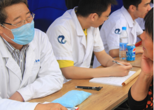 醫生問診鼻竇炎患者