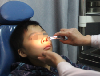 醫生檢查兒童鼻竇炎的病因