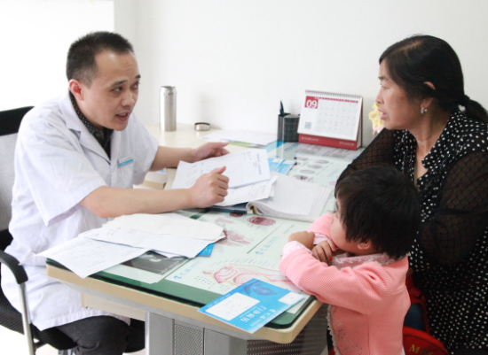 醫生給慢性鼻炎患者講解預防方法