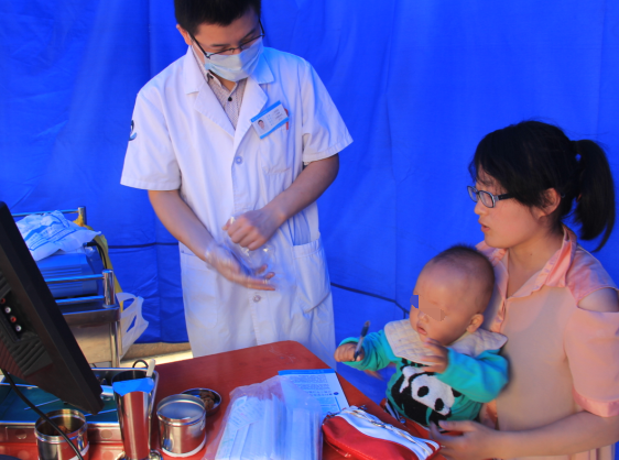 兒童鼻炎患者準備檢查