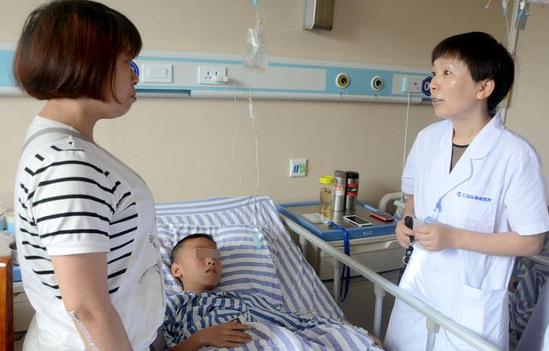 醫生為腺樣體肥大患者術后進行復查