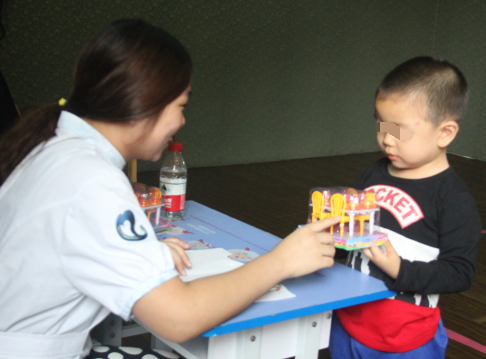 醫生與扁桃體炎小患者