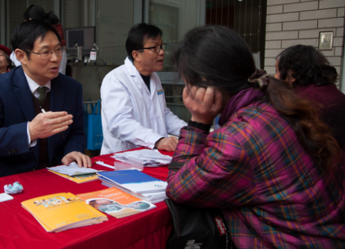 醫生為患者講解扁桃體發炎的原因