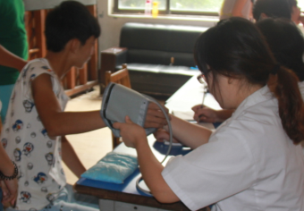 醫生檢查聲帶息肉患者