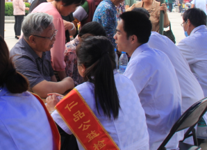 醫生問診聲帶息肉患者