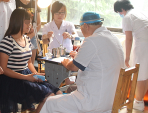 聲帶小結患者正在進行病情診斷