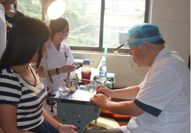 醫生為聲帶小結患者診斷病情