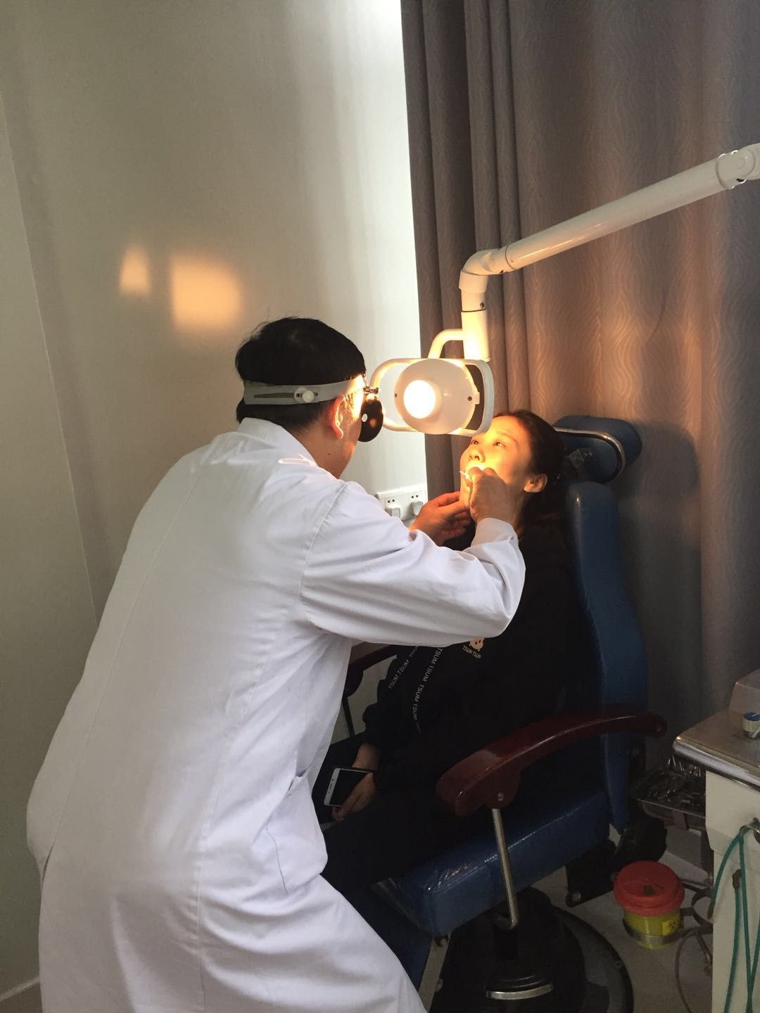 慢性咽炎患者接受檢查