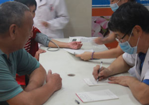 醫生診斷慢性咽炎患者的病情