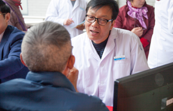 醫生給患者講解鼻中隔偏曲的病因