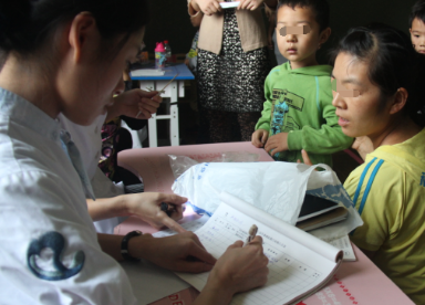 醫(yī)生診斷小孩鼻炎的情況